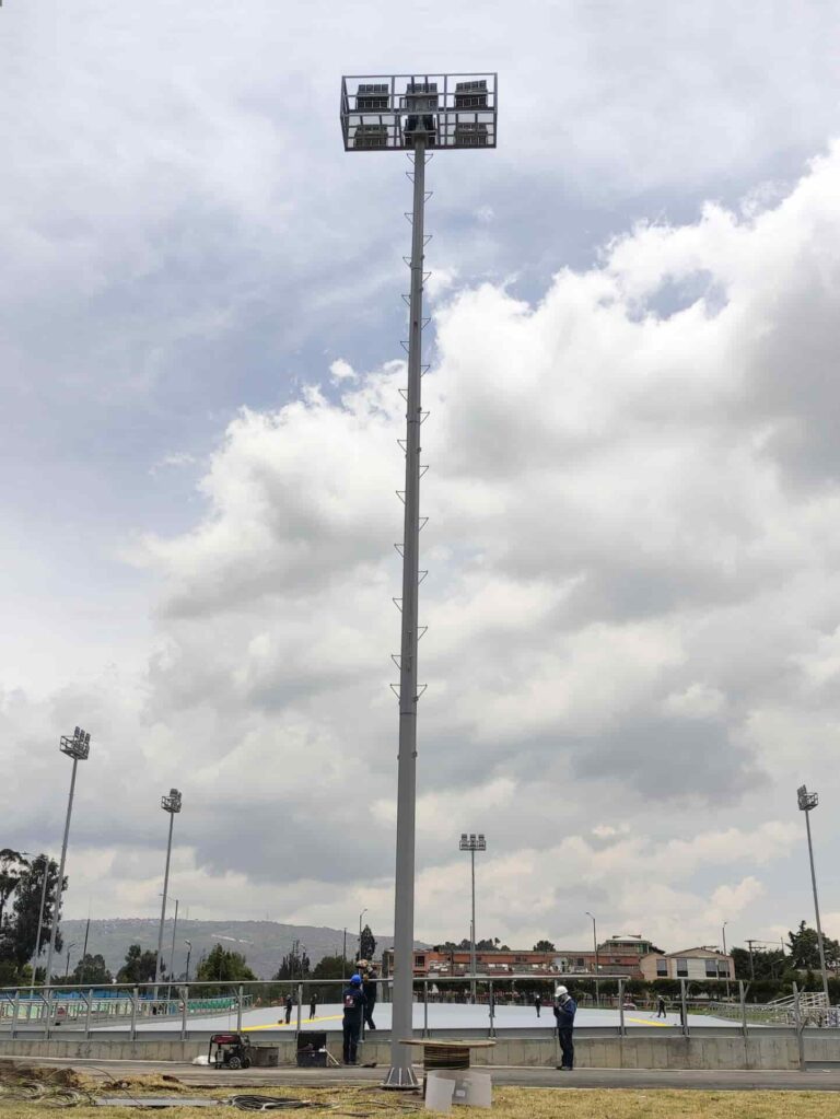 Mastil de iluminacion de gran altura instalado en escenario deportivo en Colombia