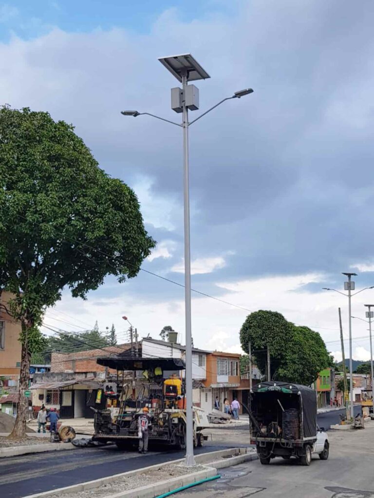 Poste de alumbrado publico con panel solar instalado en via urbana en Colombia