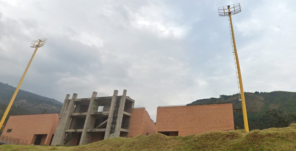 Mástiles y postes de iluminación en escenario deportivo en Nobsa