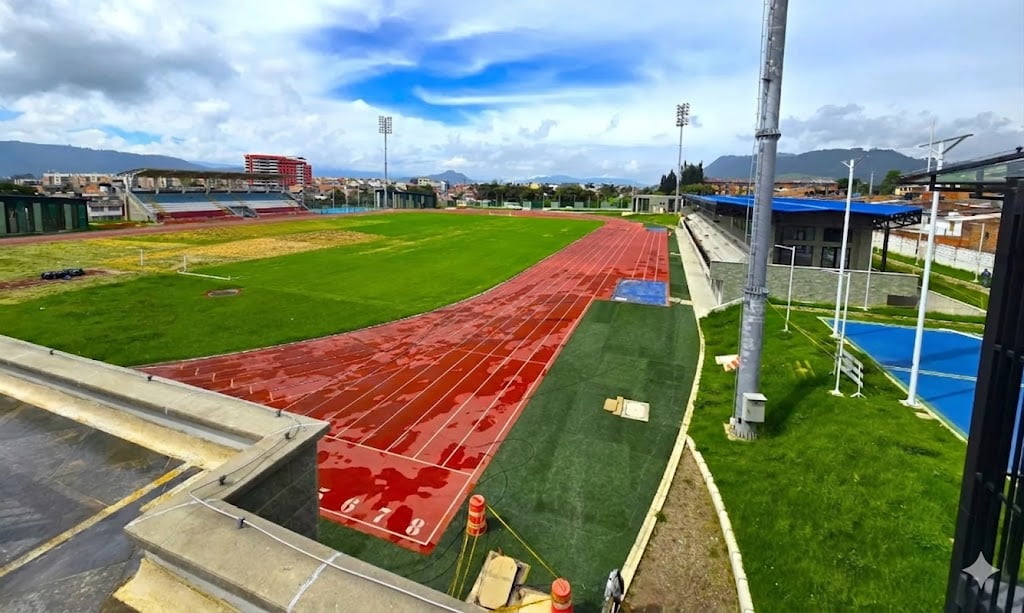 Mástiles y postes de iluminación en escenario deportivo en Zipaquirá
