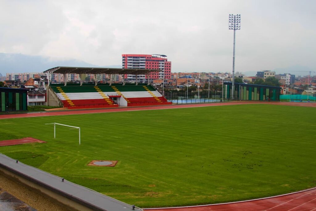 Iluminación en estadio municipal de Zipaquirá con mástiles de alumbrado