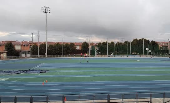 Mástiles y postes para alumbrado en escenario deportivo en Funza