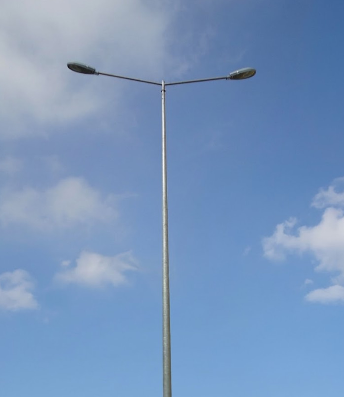 Poste metálico galvanizado de alumbrado público